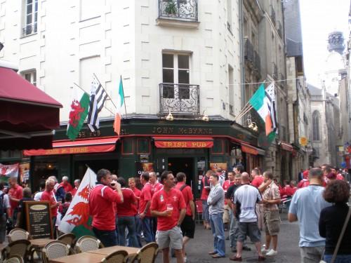 En signe de bienvenue aux supporters gallois le pub irlandais John Mc Byrne de la capitale bretonne – situé dans le quartier du Bouffay – afficha lui aussi l'amitié interceltique avec Gwenn ha du ainsi que drapeaux gallois et irlandais. Photo Alan Haye.