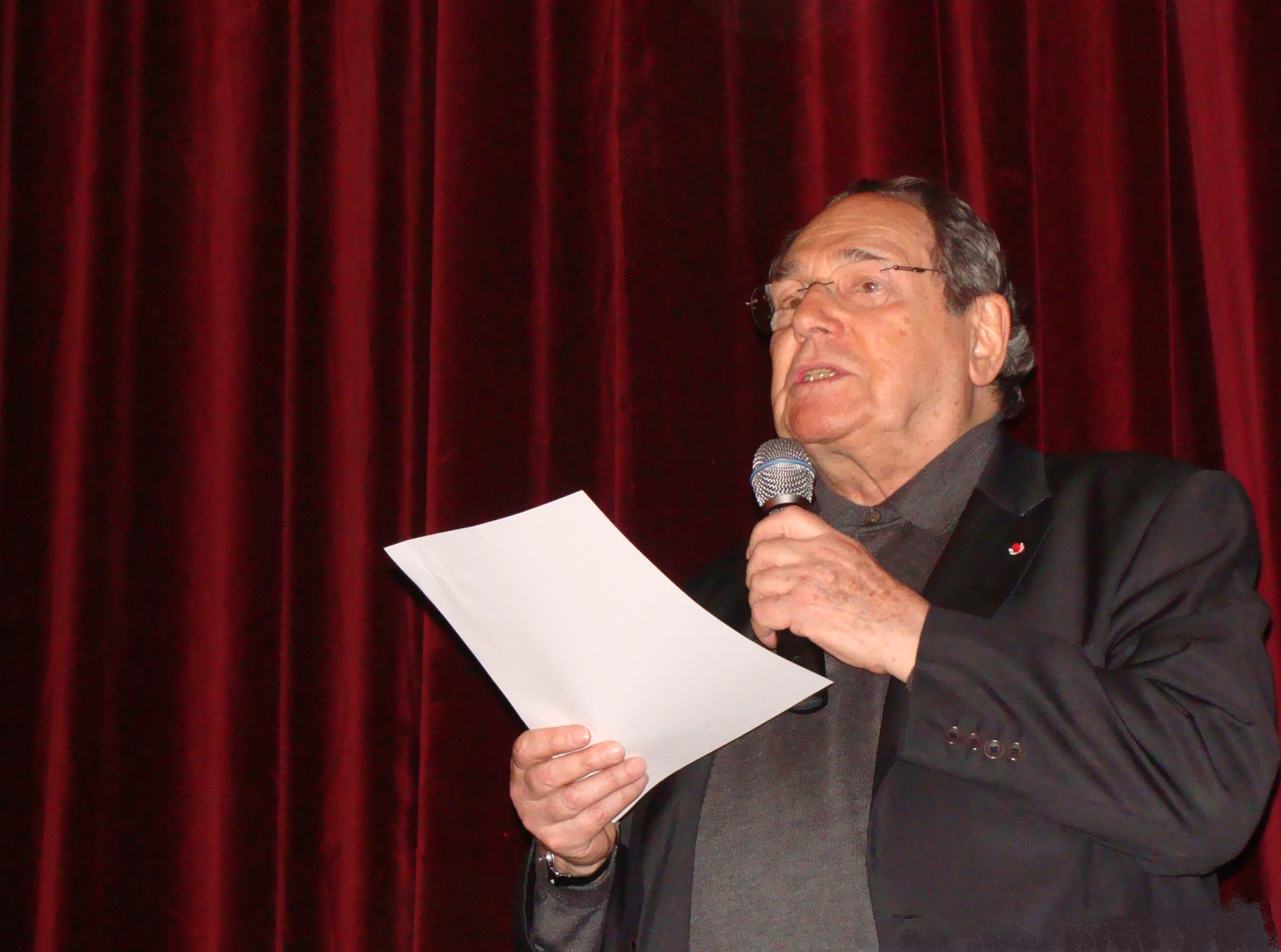 Robert Hossein présentant <i>Seznec un procès impitoyable</i> au théâtre de Paris le 25 janvier 2010 pour l'avant-première privée. La <i>Couturière</i> avait eu lieu la veille et fut ouverte au public à 20 € la place. Les recettes sont allées pour Haïti. 