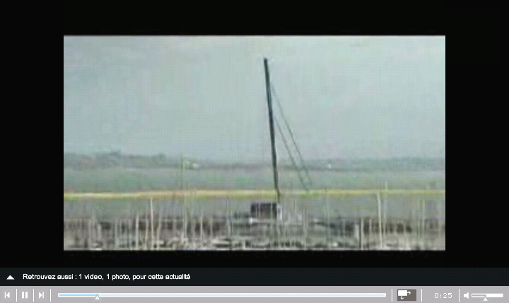 Zoom 3 sur le port de Brest. Le gigantesque mât du Maxi Trimaran. Extrait de la video Team Banque populaire.