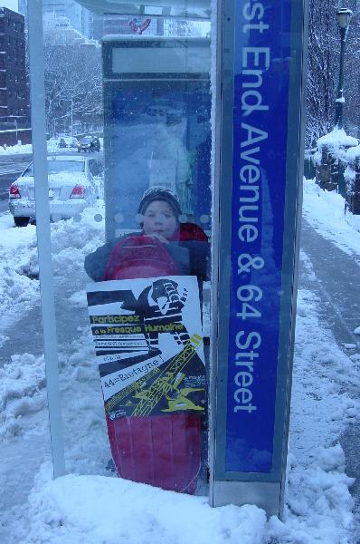 Vendredi 26 février. Victor - 9 ans - grandit à Manhattan mais passe ses vacances d'hiver et d'été chez ses grands parents en Loire-Atlantique. Il se considère breton.<br> Photo prise à l'arrêt de bus direction Downtown  West End Avenue et 64e rue. Photo