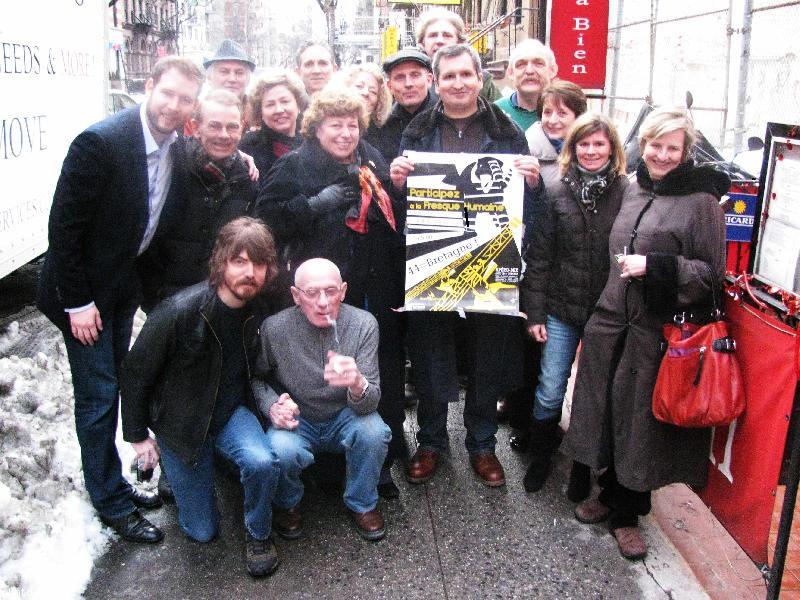 Dimanche après-midi 28 février 2010 devant le restaurant <i>Tout Va Bien</i> qui est le lieu de rencontre historique des Bretons de New York. 51e rue entre 8e et 9e Av.