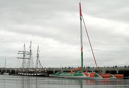 Le trimaran géant à Brest le 28 octobre 2009. devant 