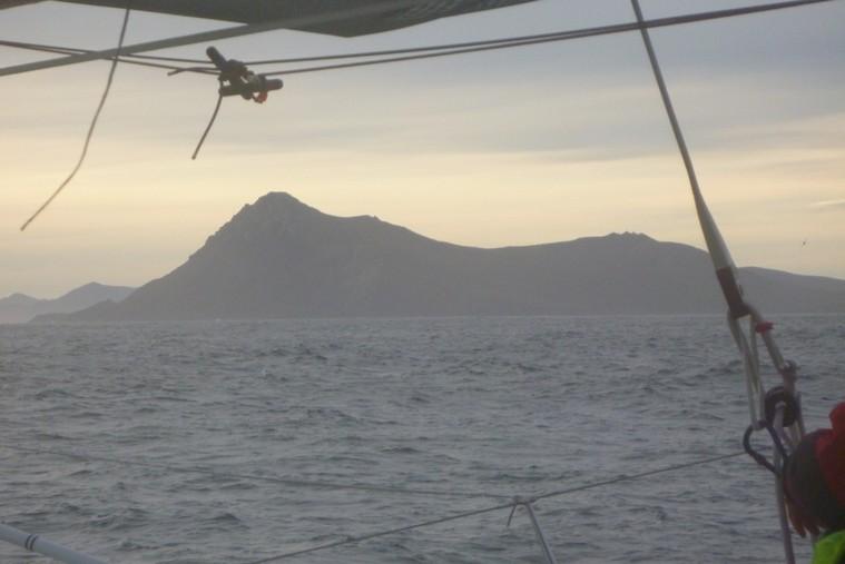 Le Cap Horn vu du trimaran géant. Photo de l'équipage parmi plus de 200 sur http://www.cammas-groupama.com . © Team Groupama.