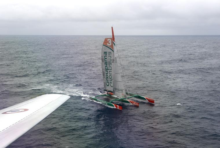 Survol du maxi trimaran Groupama 3 au Nord-Est des Açores à bord d'un Falcon 50 de la flottille 24F de la base aéronautique navale de Lann-Bihoué le 19 mars. © Yvan Zedda / Marine Nationale. (285 photos sur le site http://www.cammas-groupama.com/do/mediat