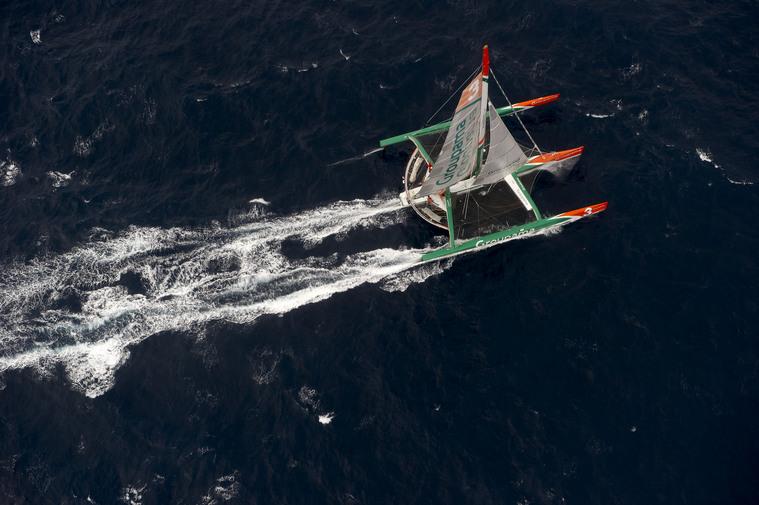 Survol du maxi trimaran Groupama 3 au Nord-Est des Açores à bord d'un Falcon 50 de la flottille 24F de la base aéronautique navale de Lann-Bihoué le 19 mars. © Yvan Zedda / Marine Nationale. (285 photos sur le site http://www.cammas-groupama.com/do/mediat