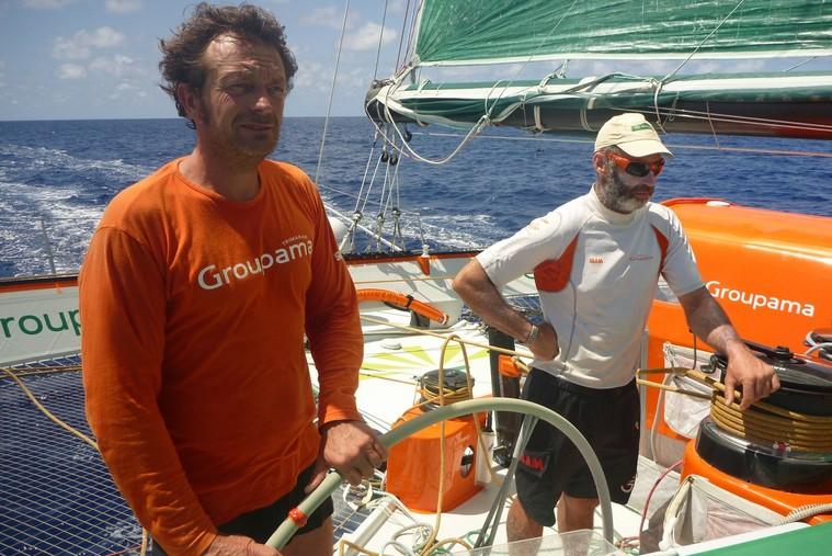 Fred Le Peutrec à la barre et Loïc Le Mignon. 16 mars. Photo du site http://www.cammas-groupama.com . © Team Groupama. (Plus de 200 photos prises par l'équipage).