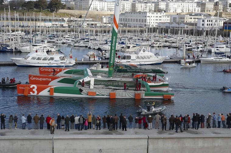 Après une parade en rade Groupama 3 en remorque va prendre sa place à quai dans le nouveau Port du Château à Brest. 21 mars 2010. © Arnaud Pilpré / Studio Zedda.