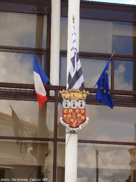 Vallet. Tour 2009 : Pavoisement de la Mairie de Vallet.