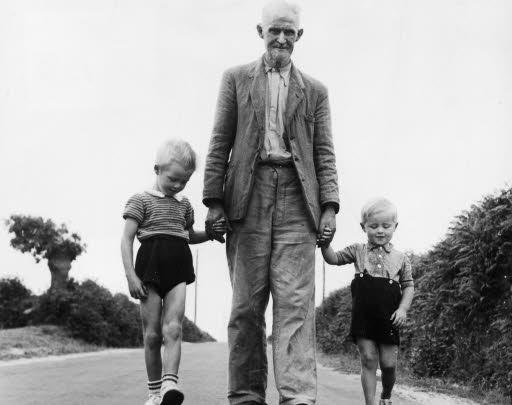 Une des nombreuses photos publiées récemment dans un album par Denis Seznec.  Ici Denis Seznec à gauche tenant la main de son grand-père Guillaume Seznec gracié en 1947.<i>L'affaire Seznec en photos : Des Assises au Bagne</i> (Relié) chez Robert Laffont.