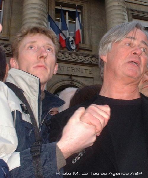 Patrick Dils et Denis Seznec à la sortie du tribunal de Paris en avril 2006 après l'annonce du rejet de révision du procès Seznec. Pour eux les mots gravés au dessus du porche et les symboles de la République - la IIIe qui envoya le grand-père de Denis S