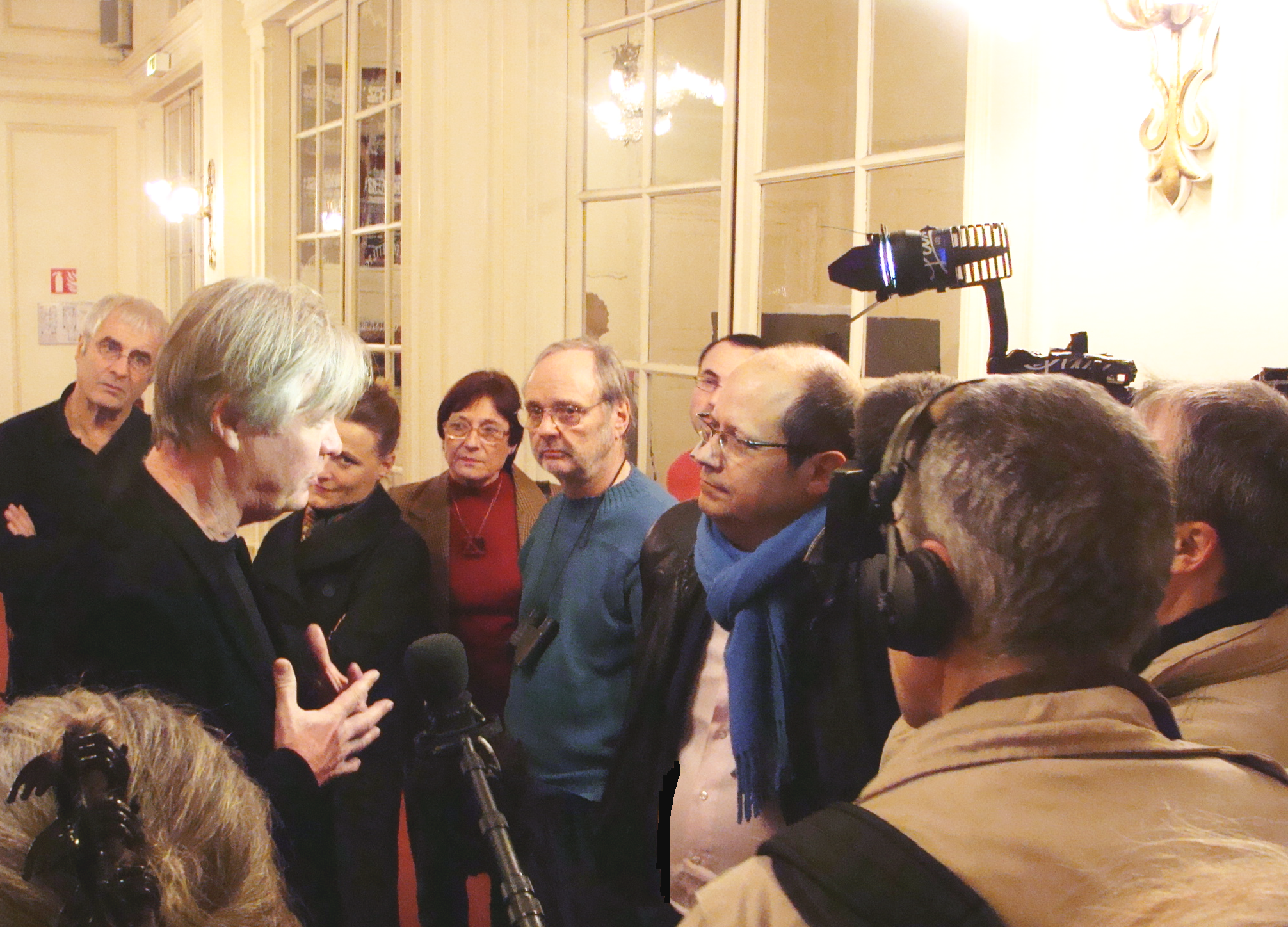 <i>Seznec un procès impitoyable</i>. De Robert Hossein. Théâtre de Paris. Avant-première du 25 janvier 2010. Denis Seznec avec la presse pendant l'entracte : 