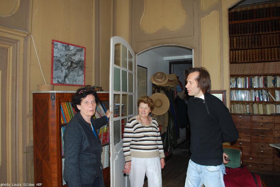 Angèle Jacq (au centre) et Arnault Berthoux en compagnie de Mme de 
Pimodan en son château de Trohaned qui pourrait être un des lieux 
de tournage.