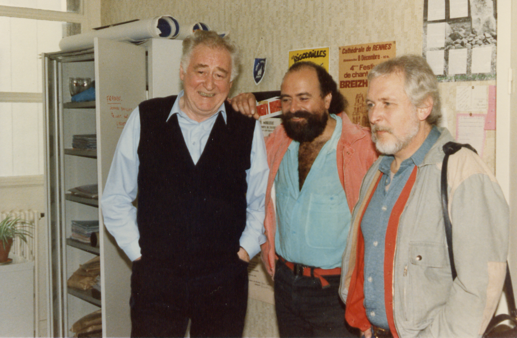 Youenn Gwernig dans les bureaux de FR3 à Rennes le 29 mai 1986 avec Raymond Riou et Yann Goas de Sonerien Du. (Ph. Maryvonne Cadiou).