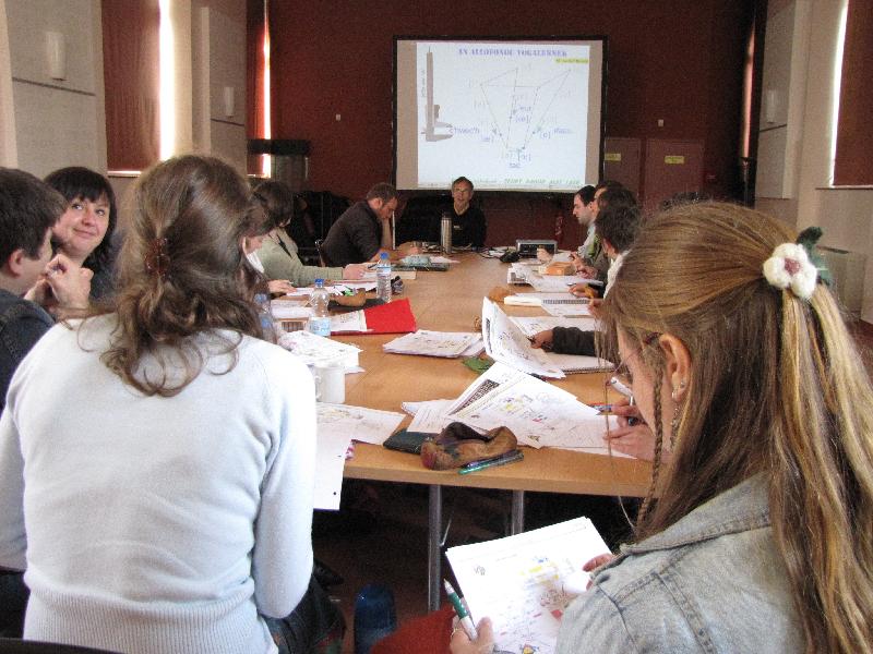 Les deux groupes de formation supérieure réunis pour un cours de Lukian Kergoat.