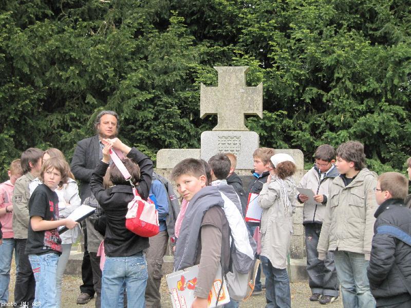 Devant le Mémorial aux Bretons de 1988.