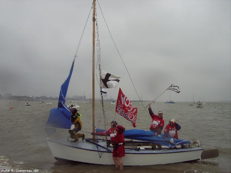 Les coureurs de la redadeg s'embarquent sur la Loire.