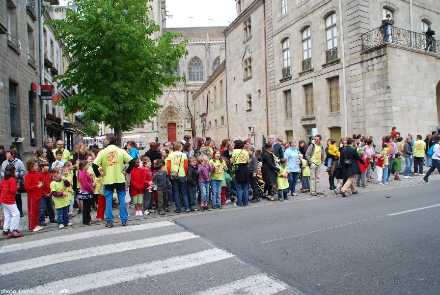 Rue du Roi Gradlon en attendant les coureurs !