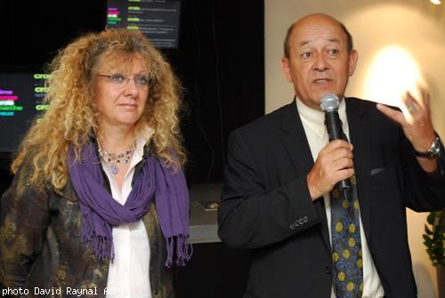 Le président de la région Bretagne  Jean-Yves Le Drian accompagné de Kaourintine Hulaud  conseillère régionale et toute nouvelle déléguée à la Maison de la Bretagne à Paris ont inauguré mercredi 19 mai l’exposition sur les arts numériques Bouillants # 2.