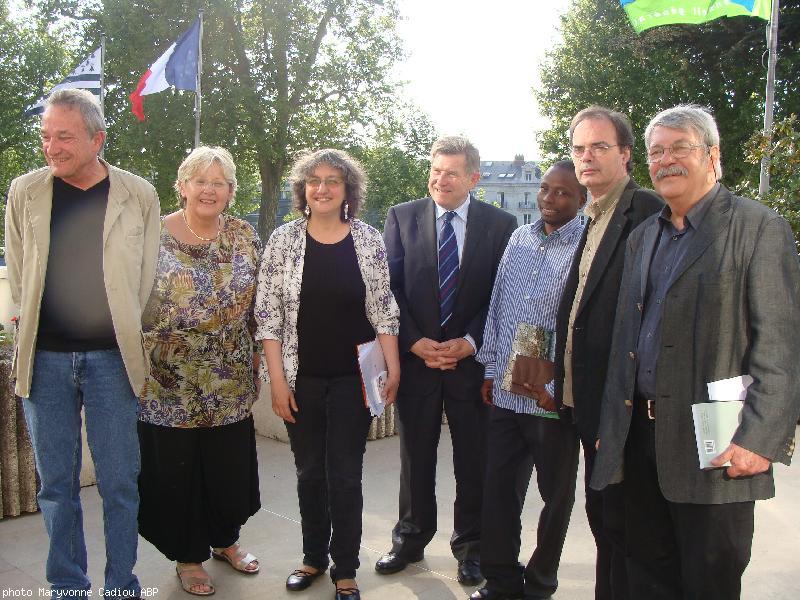 De g. à dr. : Jean-Charles Cozic ; Noëlle Ménard de l'Académie de Bretagne ; Catherine Touchefeu vice-présidente du Conseil général déléguée à l'Enseignement ; Jean Amyot d'Inville de l'Académie ; Bonel Auguste et Yvon Le Men ; Daniel Garnier.