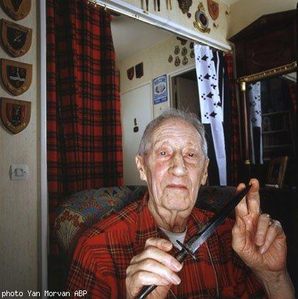 Cette photographie prise par Yan Morvan dans l'appartement parisien de Maurice Chauvet résume bien  l'importance de la Bretagne dans le coeur du vieux guerrier celte. Le Gwenn ha Du côtoie une tenture écossaise au milieu des souvenirs de guerre.