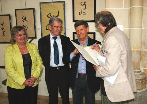 Marie-Hélène Jestin ; Yann Jestin ; Jakez Gaucher ; Marc Bernol devant les calligraphies de Jakez Gaucher.