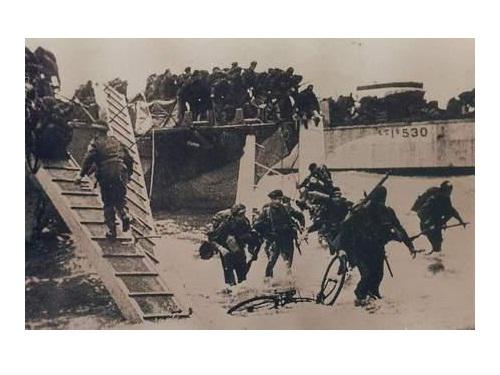 Rare photo des commandos Kieffer débarquant à Ouistreham.