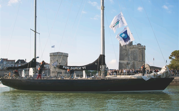 Le Pen Duick VI devant les tours de La Rochelle.