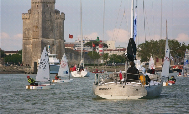 Pen Duick V devant la tour Saint Nicolas.