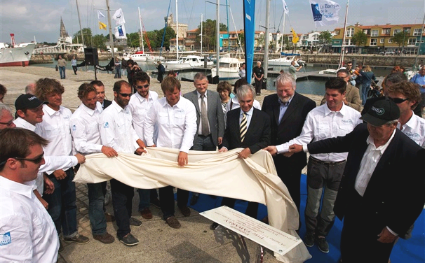 La plaque Esplanade Éric Tabarly dévoilée par Maxime Bono député-maire de La Rochelle (cravate rayée).