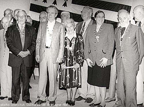 Guérande 1995. Cérémonie de l'Hermine. Jean Fréour à dr. avec à sa dr. Loïs Kuter - Ivona Martin - Loeiz Ropars et Jacques Briard.