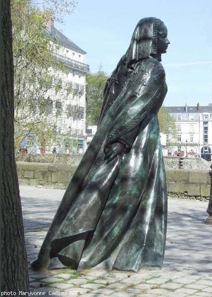 Statue à Nantes place Marc Elder aux abords du château des Ducs de Bretagne. La plaque en bronze à ses pieds porte cette inscription : Anne Duchesse de Bretagne Reine de France - Anna Dugez Breizh Rouanez Frañs 1477 - 1514 - Jean Fréour - sculpteur - kize