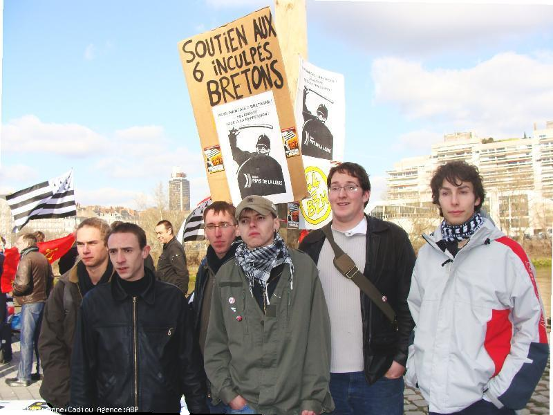 Les six inculpés à Nantes avant leur procès le 12 février 2009.