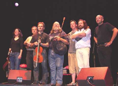 La Godinette. Les sonneurs de couple fondateurs : au centre Jean Baron à la veuze (et bombarde) ; Christian Anneix en chemise blanche au biniou kozh. Le groupe comprend en outre : Yann-Fanch Perroches à l'accordéon ; Pierrick Lemou au violon ; Hélène B