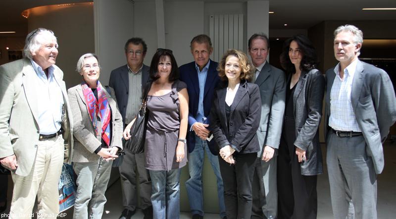 Marie Le Gall entourée des membres du jury du Prix Breizh. À partir de la droite : Gilles Martin-Chauffier ; Stéphanie Janicot ; Jean Bothorel ; Annick Cojean ; Patrick Poivre d'Arvor ; Georges Guitton  ; Annaig Renault  et Jean Picollec.