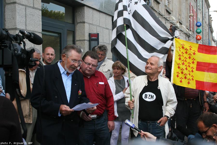 Les manifestants entonnent 