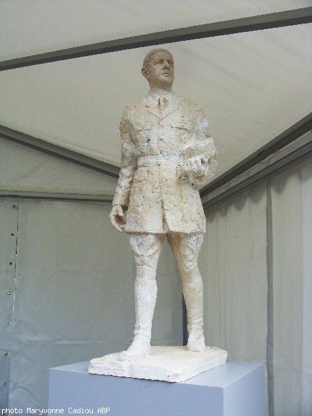 La maquette en plâtre de 1.10 m de haut était exposée dans les jardins de la mairie où se tenait une réception après l'inauguration de la statue.