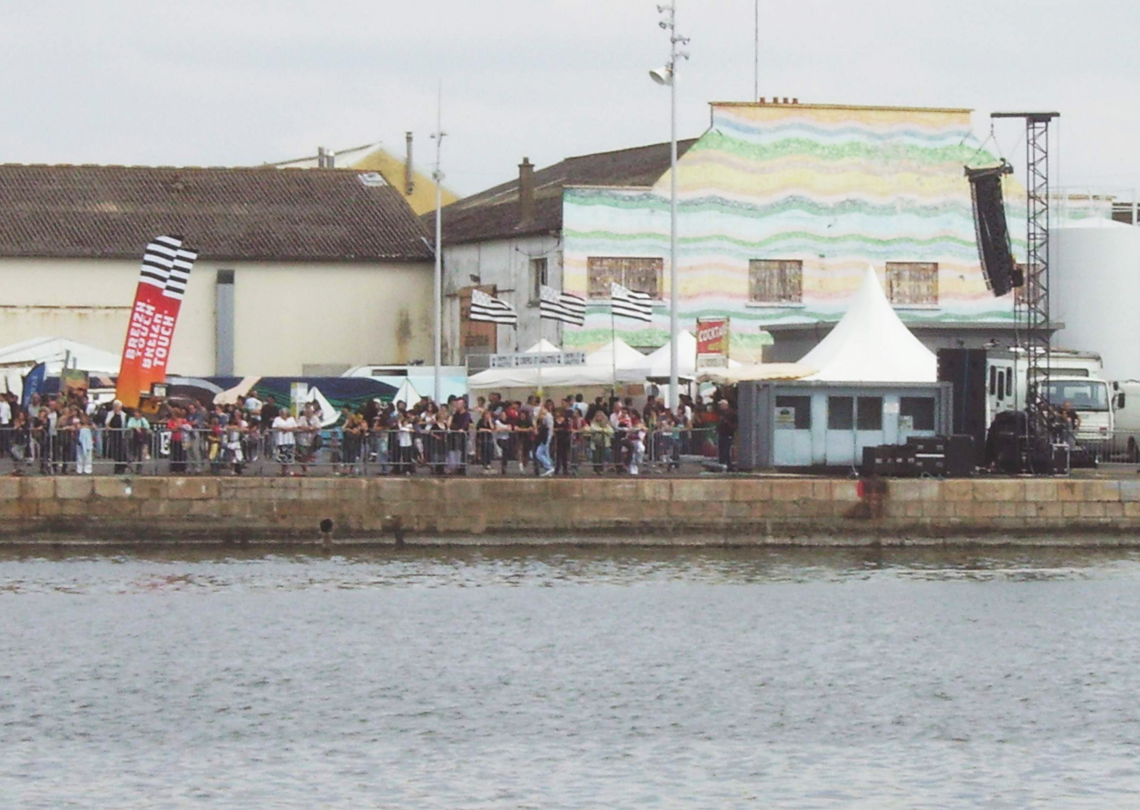 Le port était pavoisé de “Gwenn ha du” aux stands restauration (organisation Conseil général de Loire-Atlantique) et de kakémonos “Breizh Touch” comme ceux de Paris après septembre 2007.