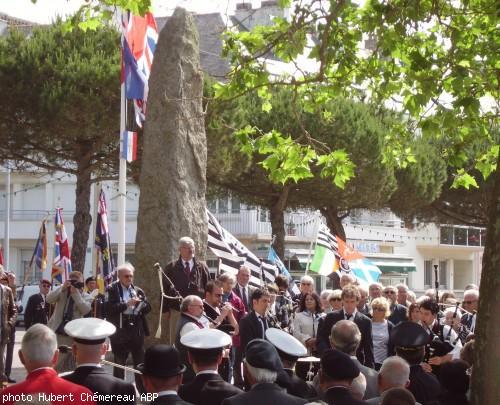 Le Bagad Sant-Nazer salue la mémoire des victimes.