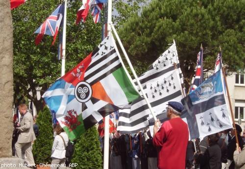 Un groupe de Nazairiens est venu témoigner de sa solidarité avec les familles des disparus en arborant les couleurs bretonnes et interceltiques.