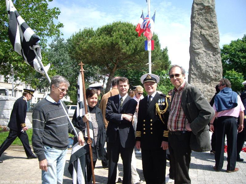 Philip Stonor officier de la Marine britannique et Attaché militaire de l'Ambassade de Grande-Bretagne représentait officiellement son pays à Saint-Nazaire. Ici avec des membres du CREDIB.