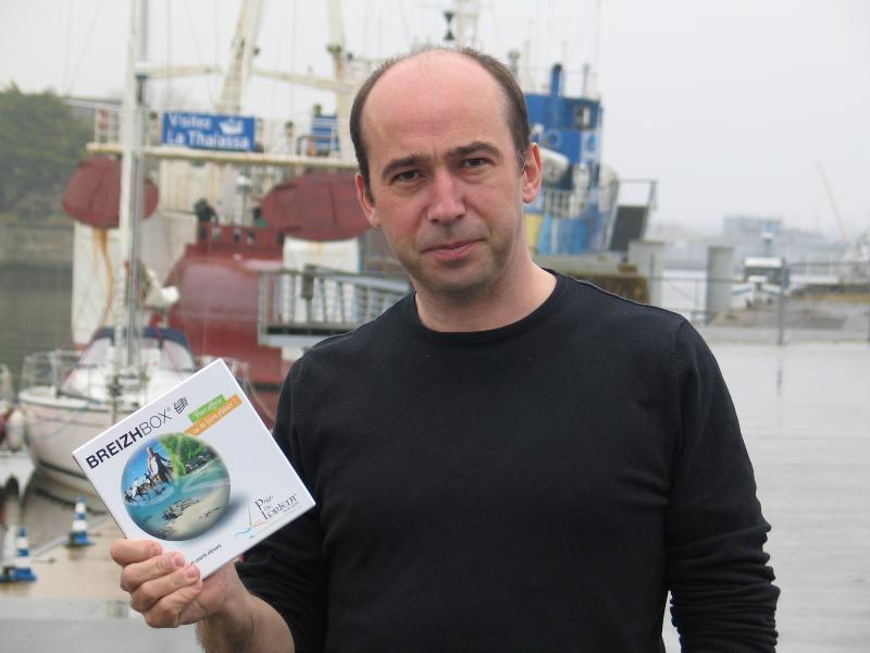 Manuel Houvenaegel directeur de l'Office de Tourisme du Pays de Lorient présente la Breizh Box.