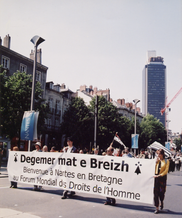 Pour mémoire le 15 mai 2004 Nantes était aussi affirmée en Bretagne lors du premier Forum des droits de l'Homme organisé par la Ville de Nantes (photo papier Maryvonne Cadiou).