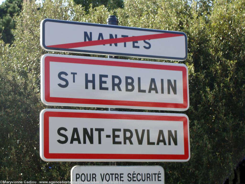 <b>Cliquer sur les photos</b>. Panneaux bilingues français-breton à Saint-Herblain / Sant-Ervlan. Rond-point boulevard du Tertre – rue de Saint-Nazaire.