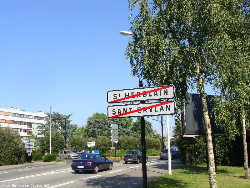 Au fond sous l'écran géant le double panneau Nantes / Naoned. Entre les deux villes un <i>no man's land</i> d'environ 30 mètres ?