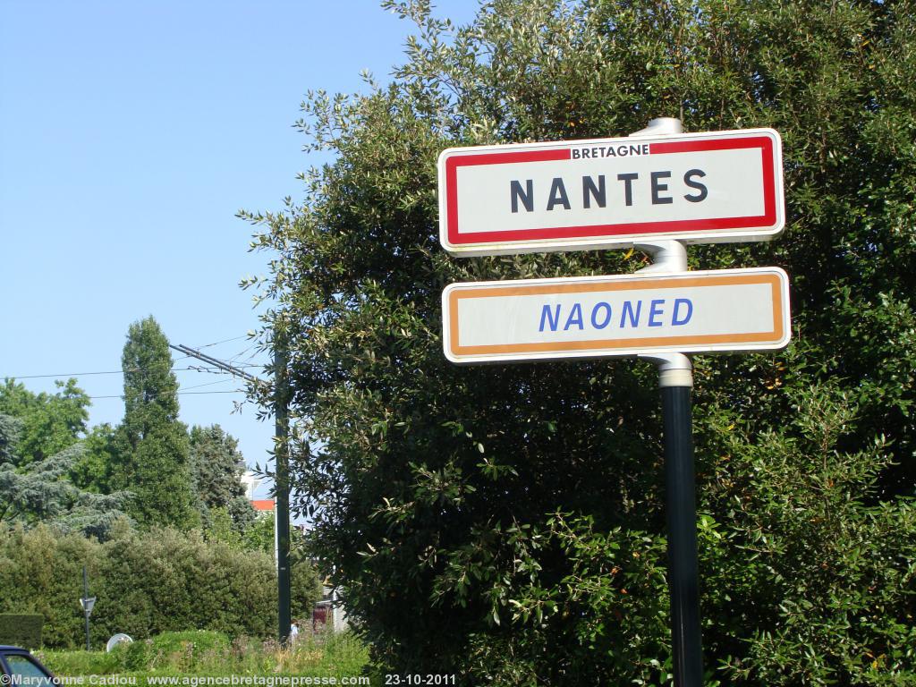 Pour mémoire le panneau Nantes/Naoned aperçu sur la photo 2 agrémenté de l’autocollant <b>Bretagne</b>.