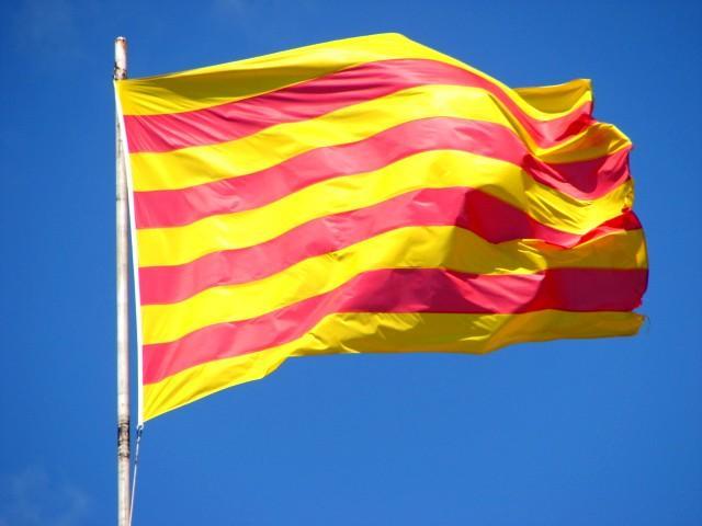 Le drapeau officiel de la Catalogne flotte au vent.