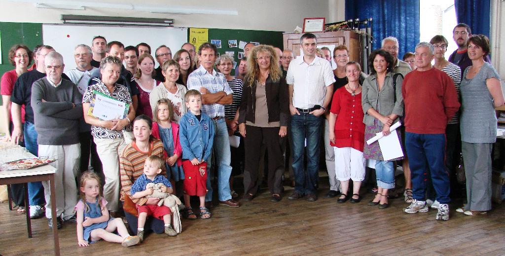 Mardi dernier  les adultes qui suivent les cours de breton avec Kerlenn Sten Kidna et qui ont passé l'évalution de fin d'année ont reçu leurs diplômes des mains de Kaourintine Hulaud et Lionel Buannic.