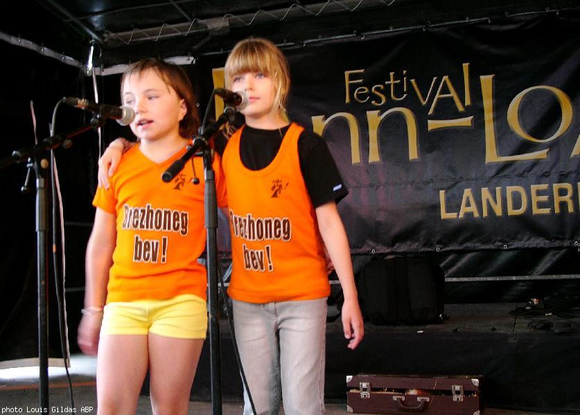 Enora et Annaëlle deux surprenantes chanteuses de kan ha 
diskan