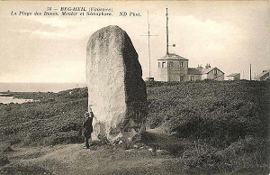 Le Grand Menhir et le sémaphore de Beg Meil avant la dernière guerre. Collection particulière.