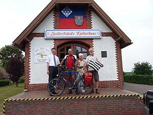 Rencontre avec des miltants en Frise de l'Est (Allemagne) devant 
leur centre culturel - Meeting with East Frisian militants in front of 
their cultural house (Germany - Low Saxony)